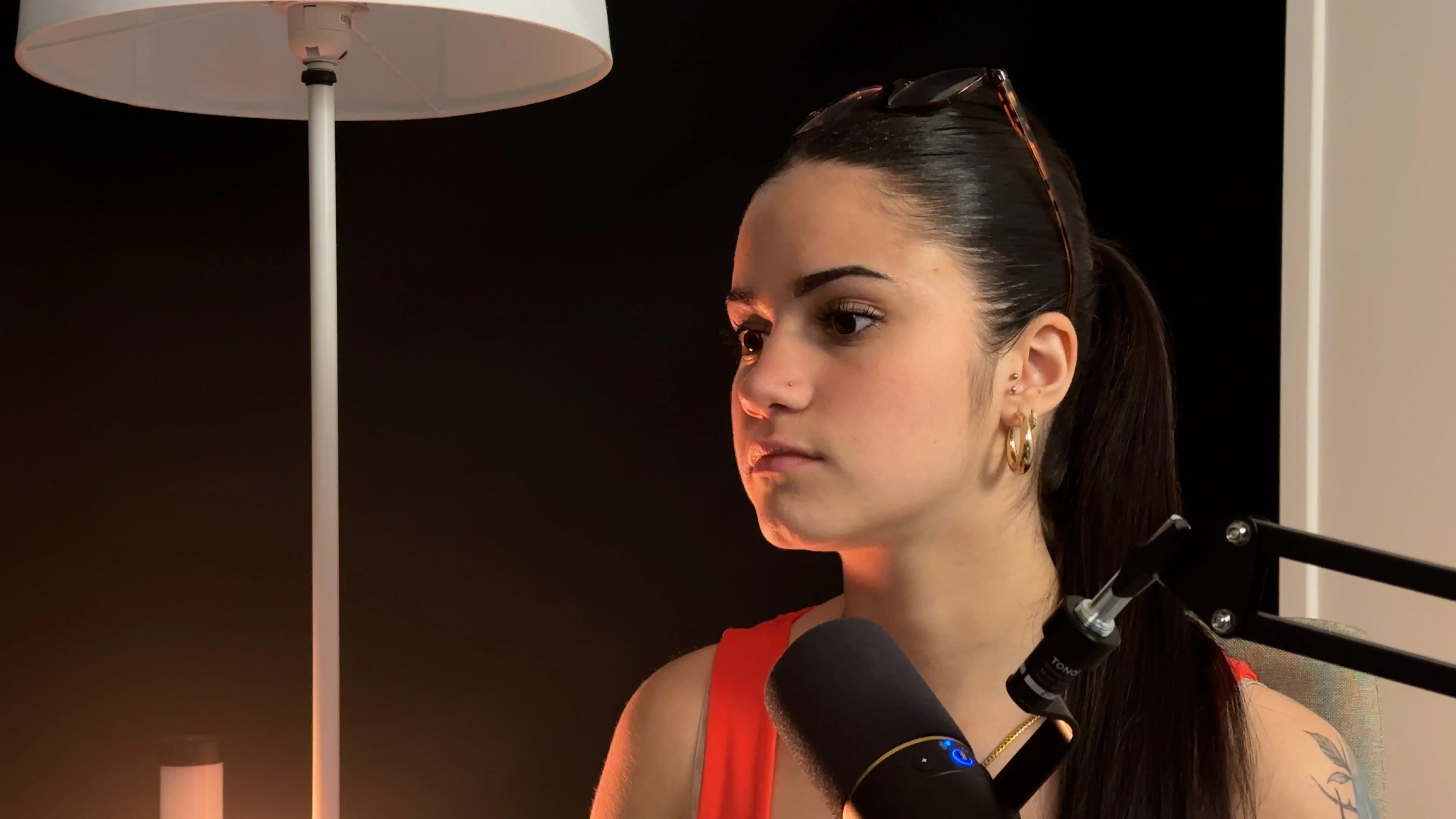 Invitada en el set de podcast con micrófono profesional