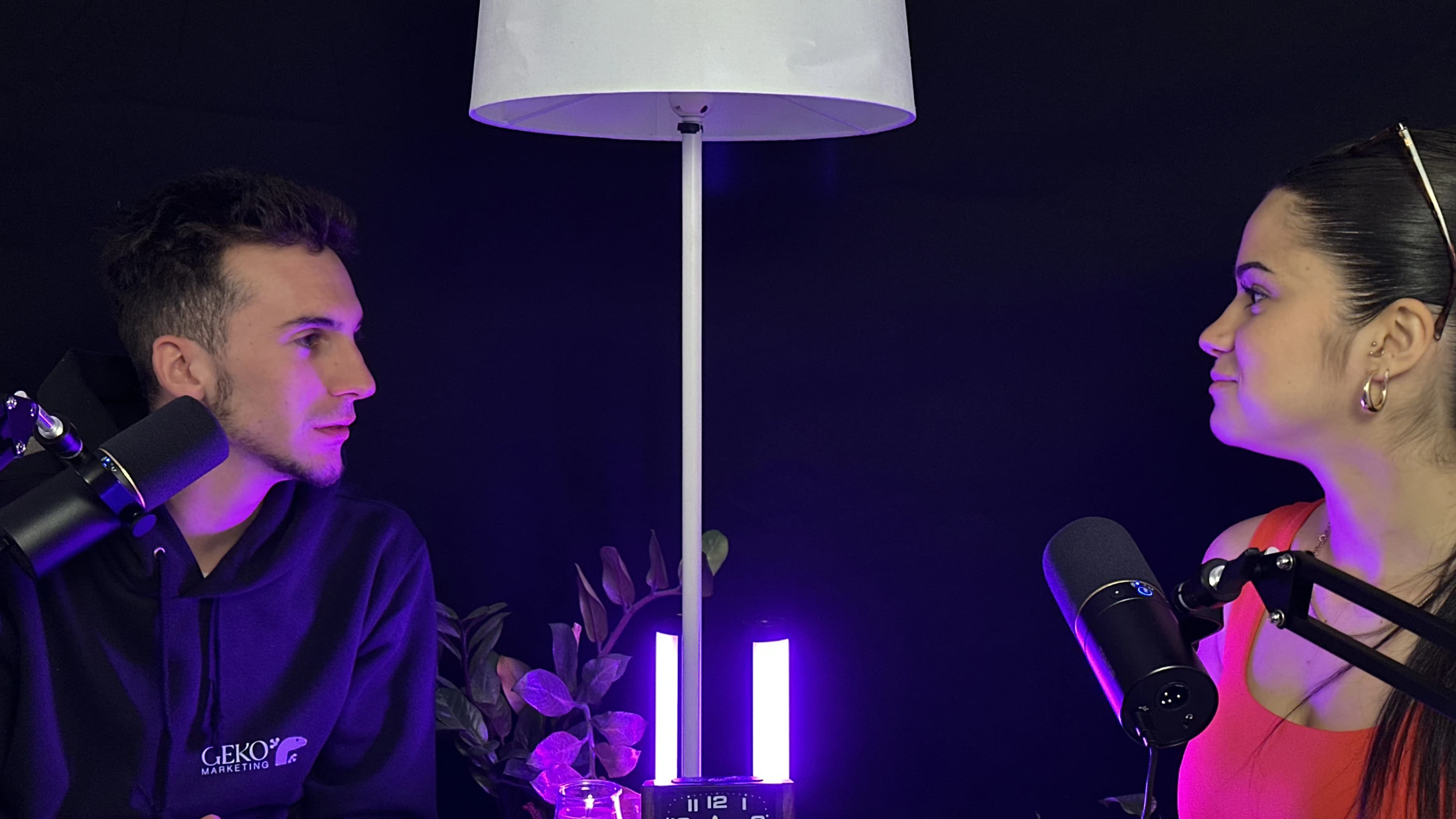 Dos presentadores mirándose en el set