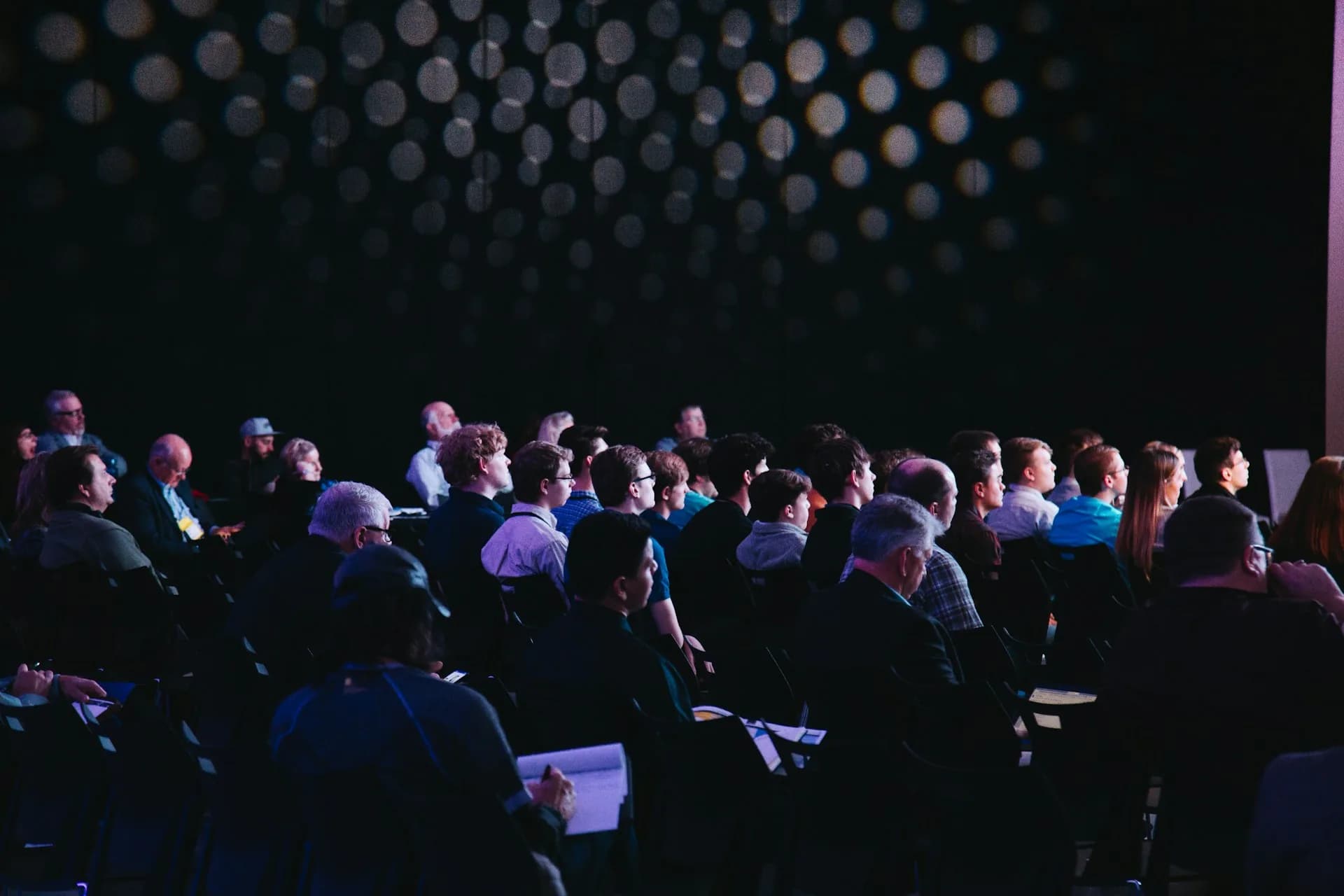Público asistiendo a un evento corporativo en un auditorio