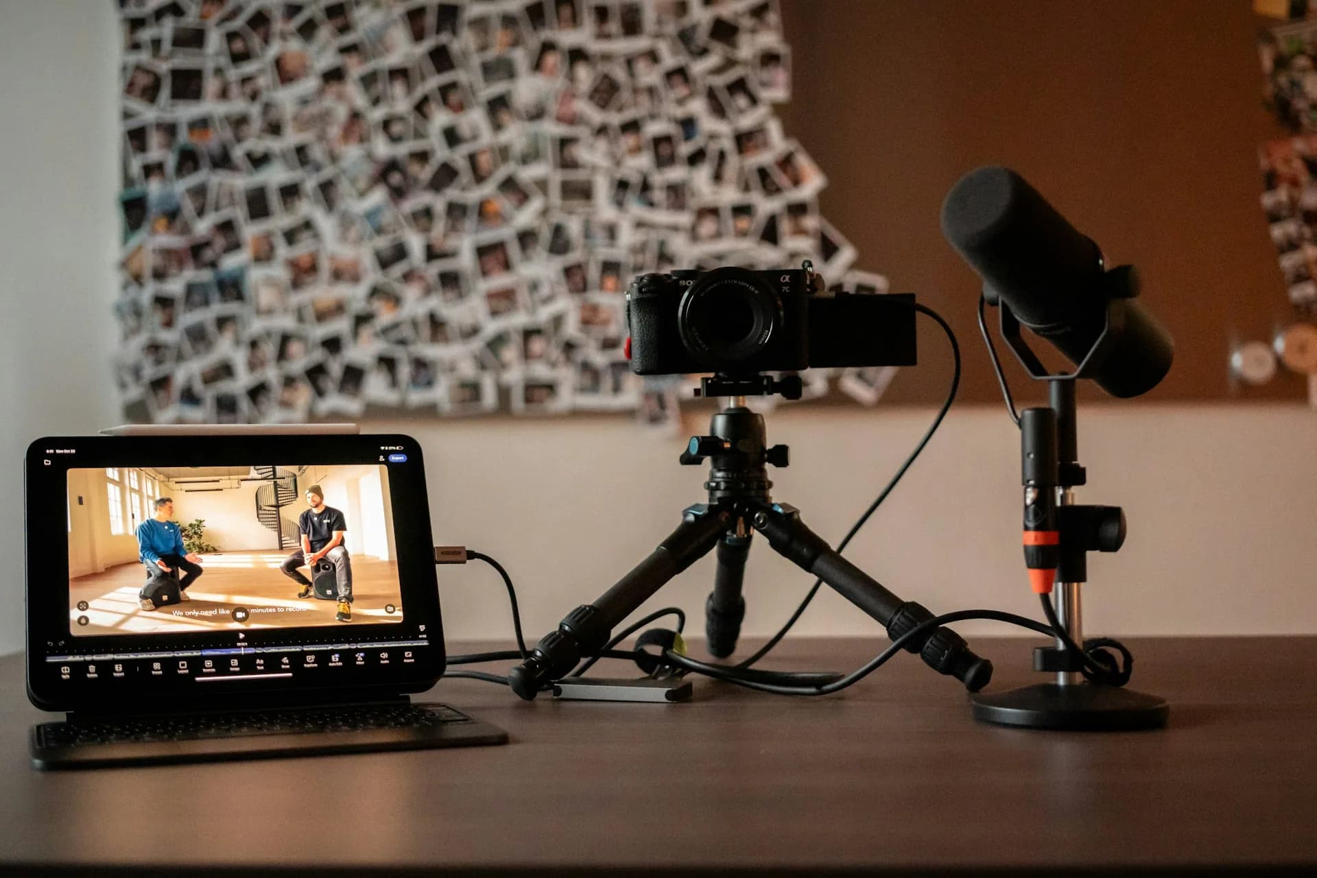 Cámara, micrófono y pantalla de edición en una configuración de grabación de podcast
