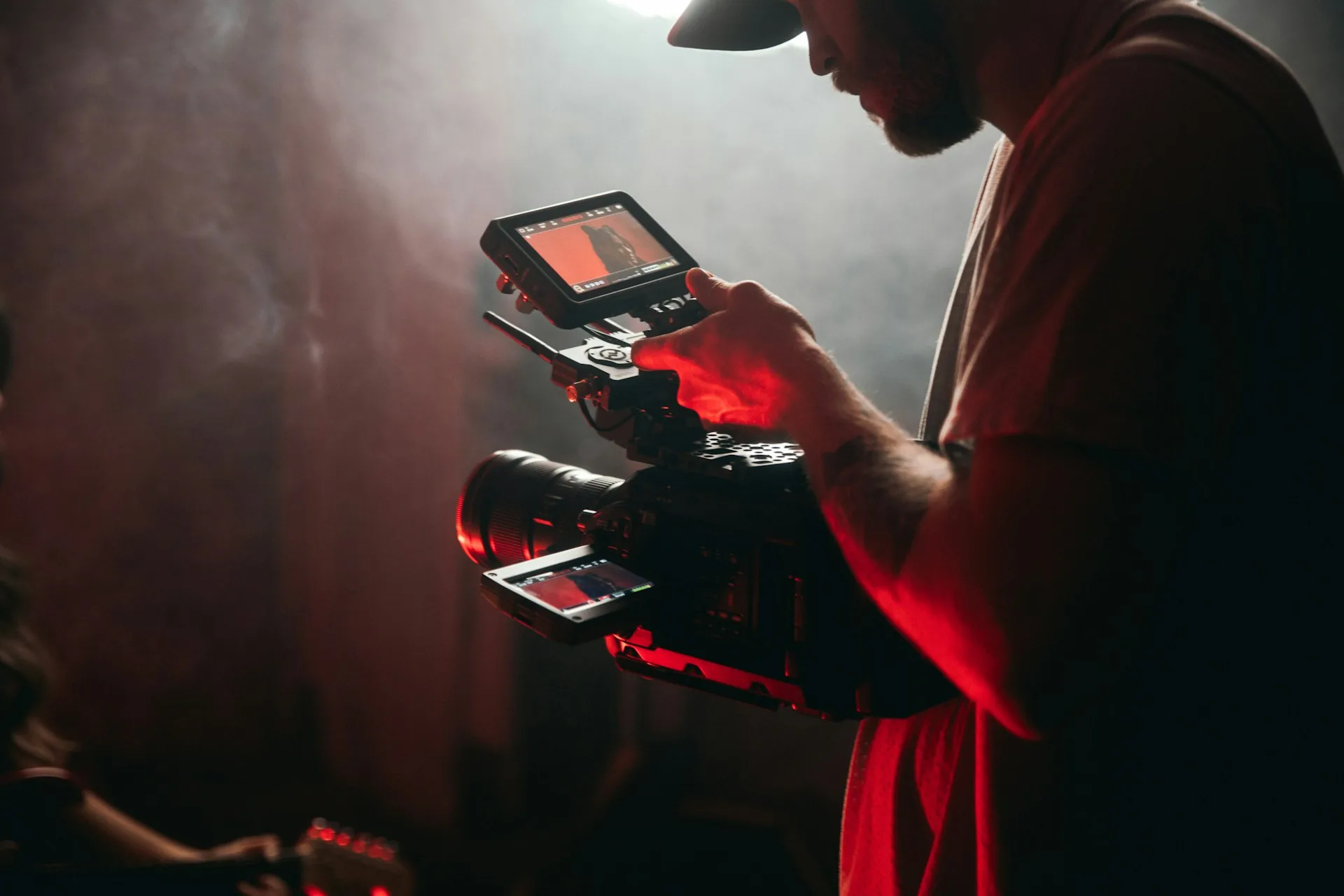 Persona grabando vídeo con cámara profesional en sesión de contenido