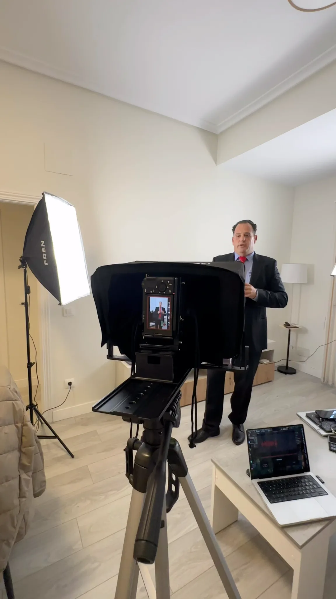 Sesión de grabación con teleprompter y equipamiento profesional