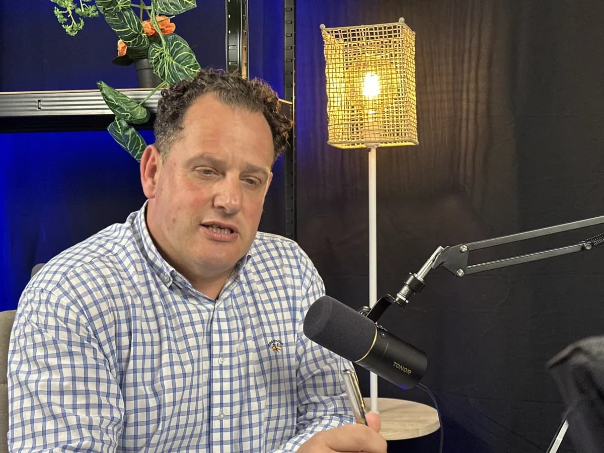 Invitado grabando podcast con micrófono profesional