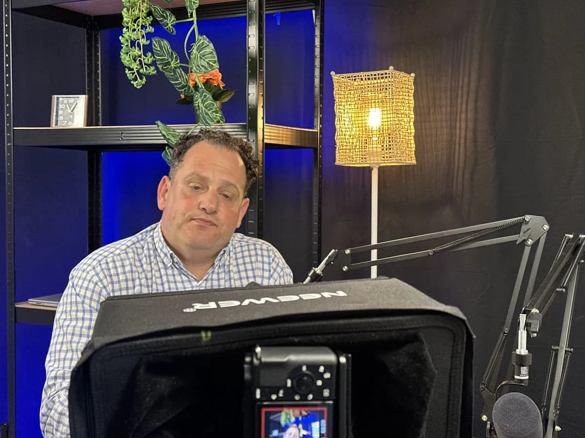 Setup de grabación con teleprompter y cámara