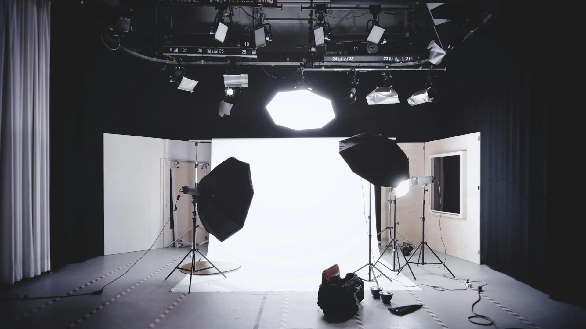 Set de grabación con cámara y equipo de iluminación en estudio fotográfico