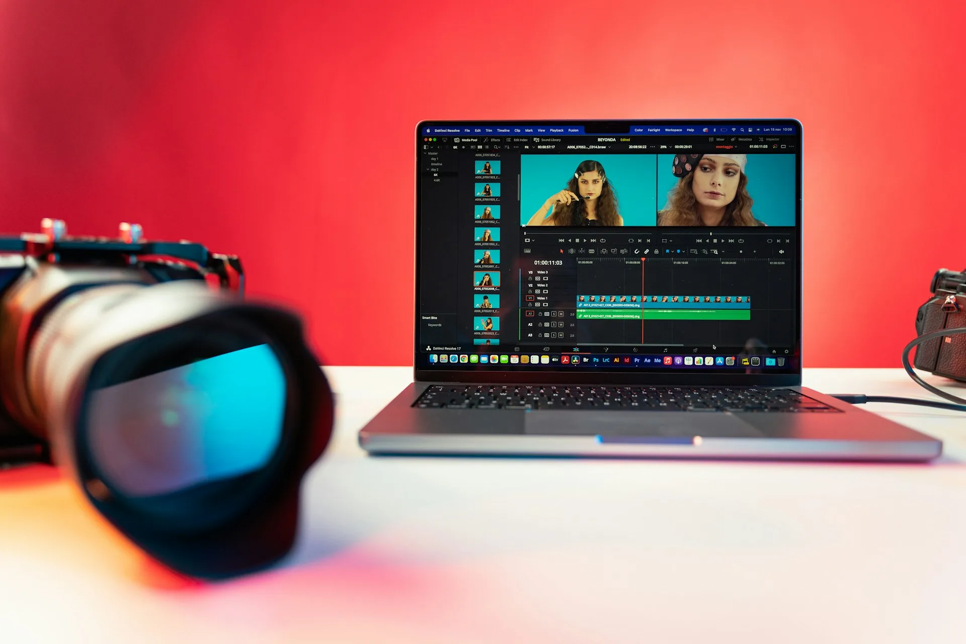Editor de vídeo trabajando en un portátil con software de postproducción