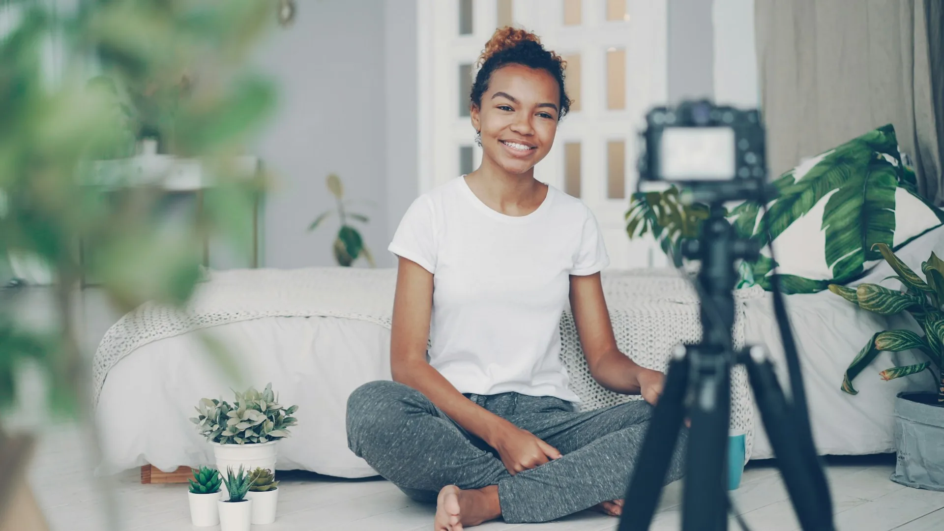 Creadora de contenido grabando vídeo para su marca personal en estudio