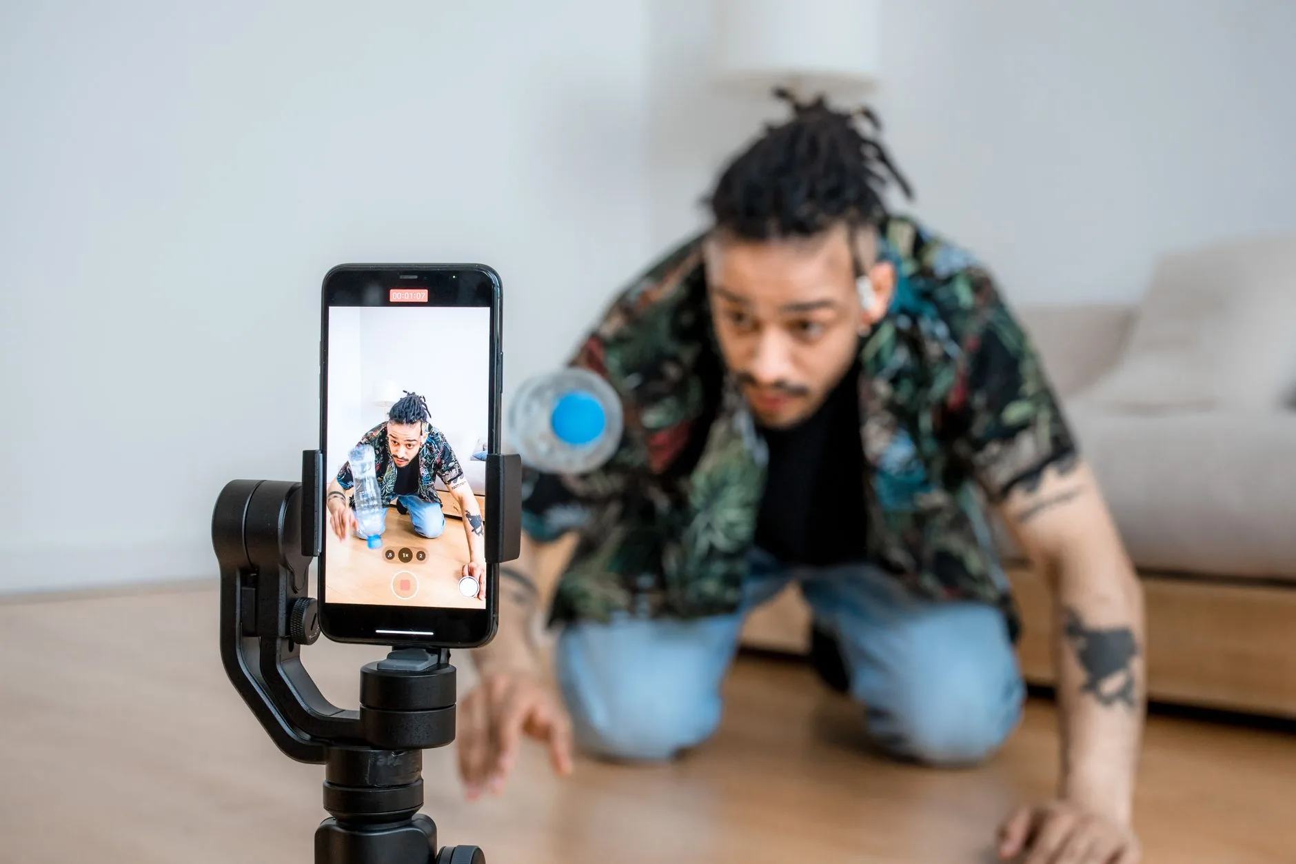 Creador de contenido grabando vídeo vertical con smartphone en estudio profesional