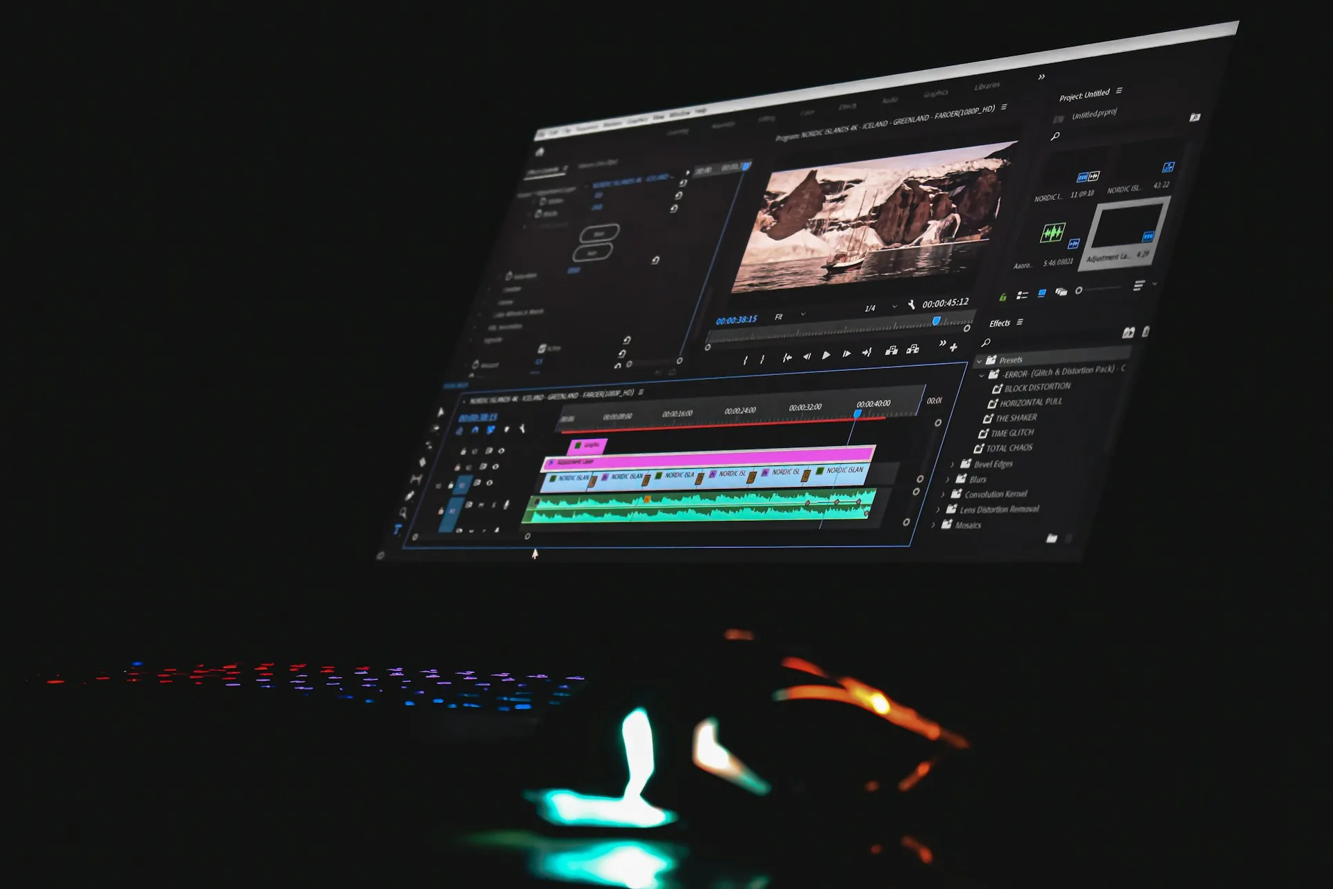 Pantalla de edición de vídeo con línea de tiempo y clips durante el proceso de posproducción
