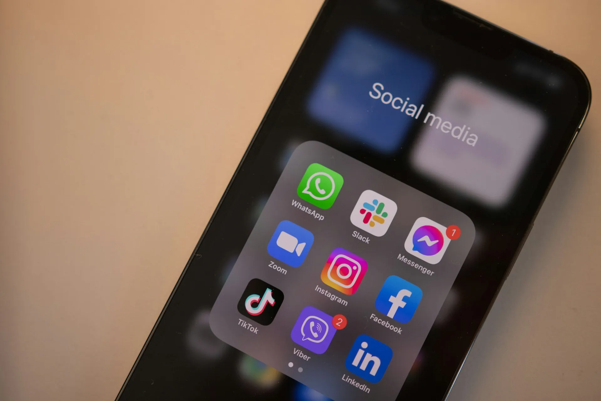 Persona grabando vídeo vertical con el móvil para redes sociales