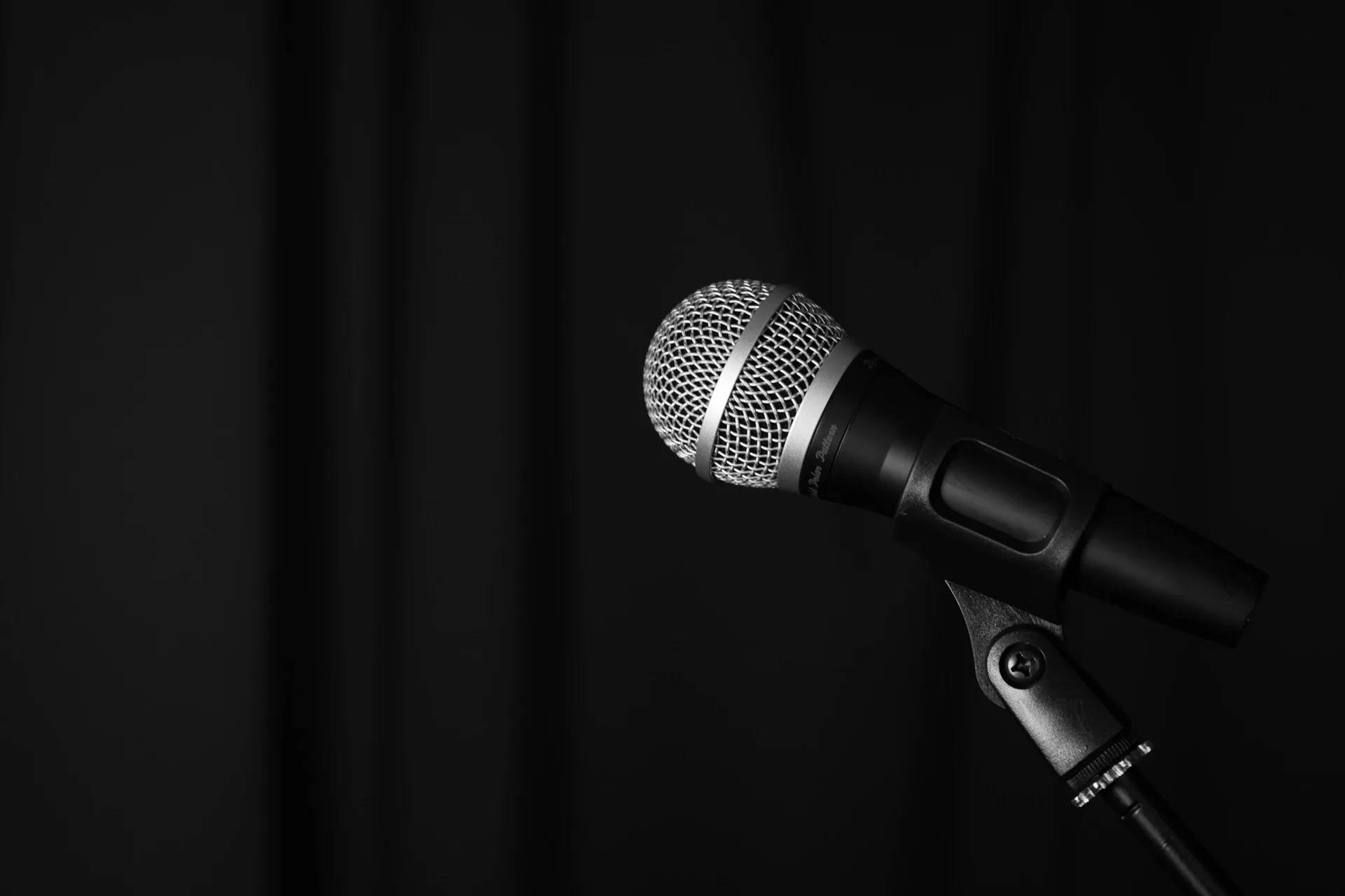 Micrófono profesional sobre soporte en estudio de grabación