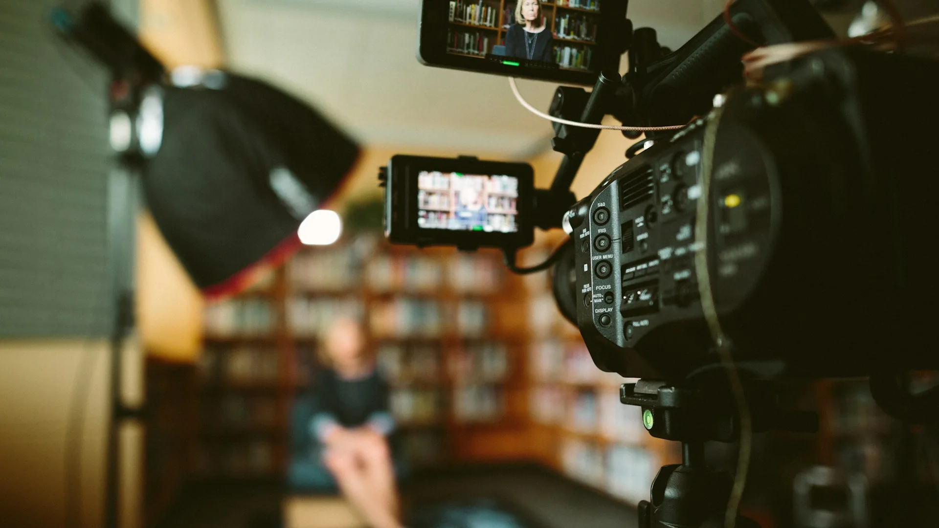 Cámara de cine sobre trípode lista para grabar en set de rodaje