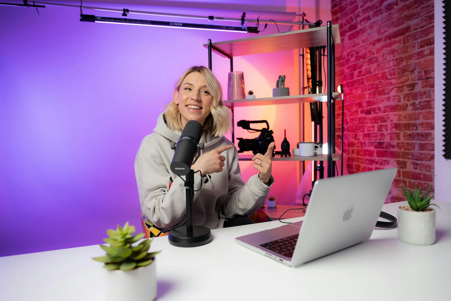 Setup de grabación en estudio de vídeo con iluminación LED y cámara profesional