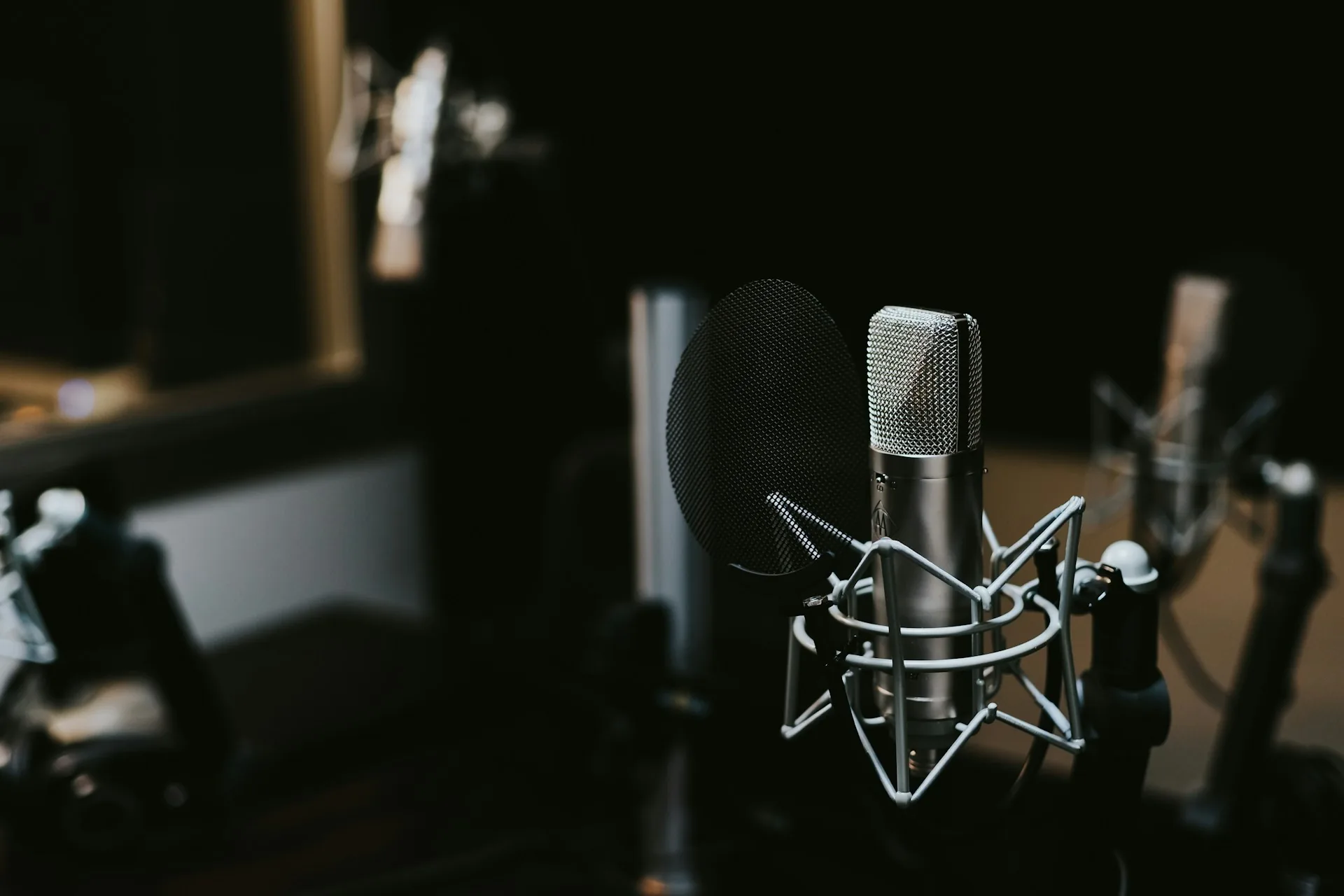 Micrófono de condensador en estudio de grabación preparado para locución