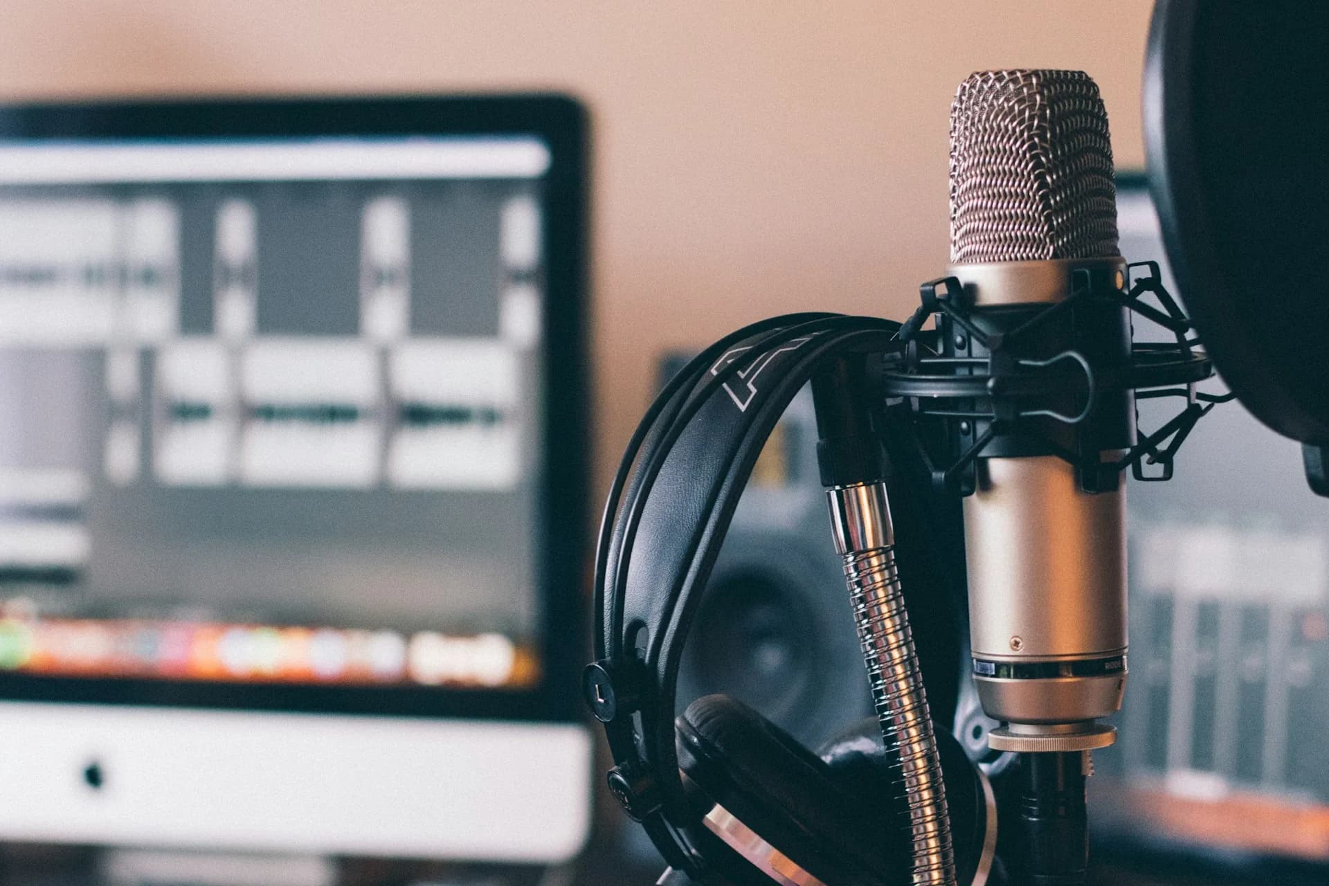 Micrófono y auriculares preparados para grabar una locución