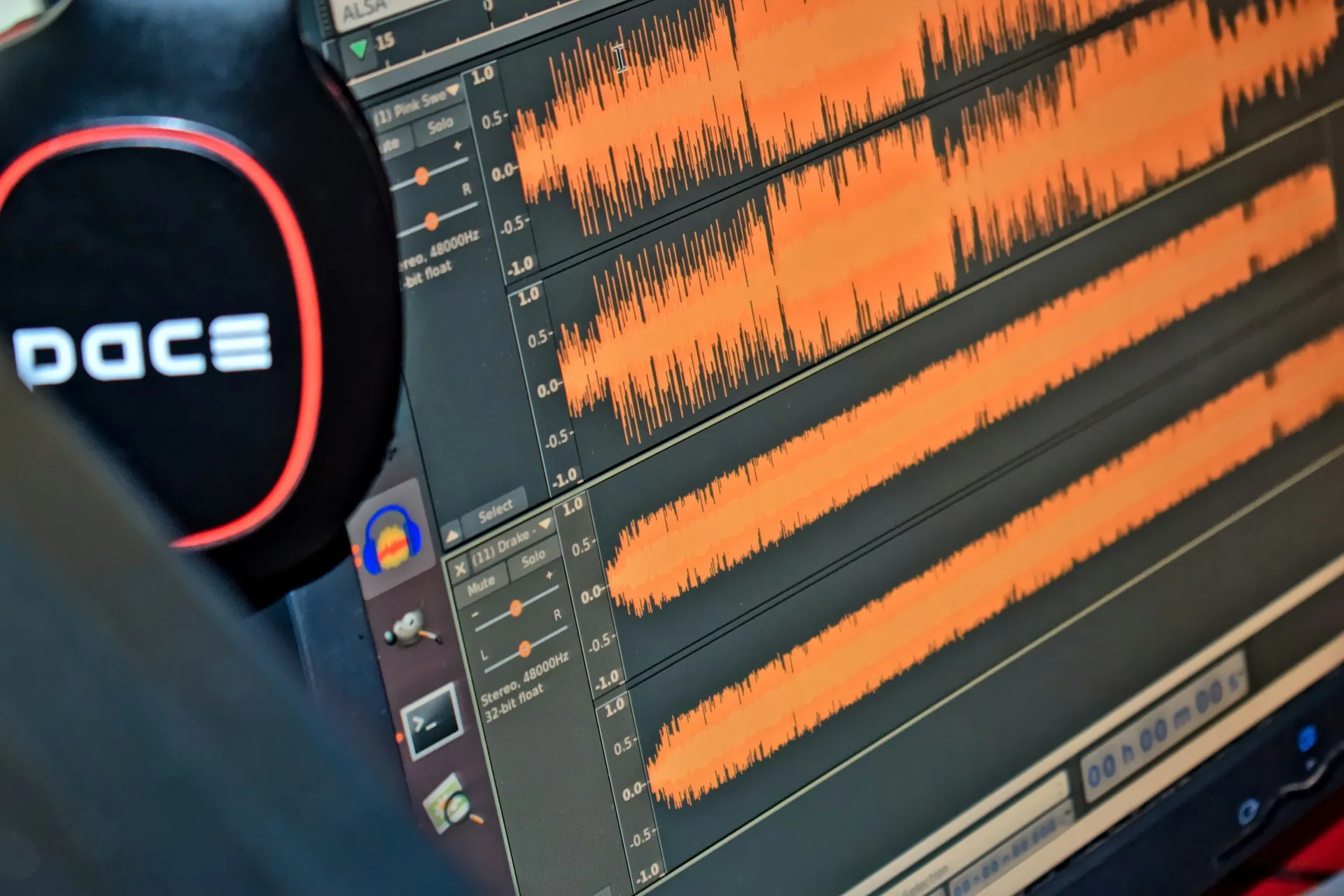 Auriculares sobre monitor de ordenador durante una sesión de edición de vídeo