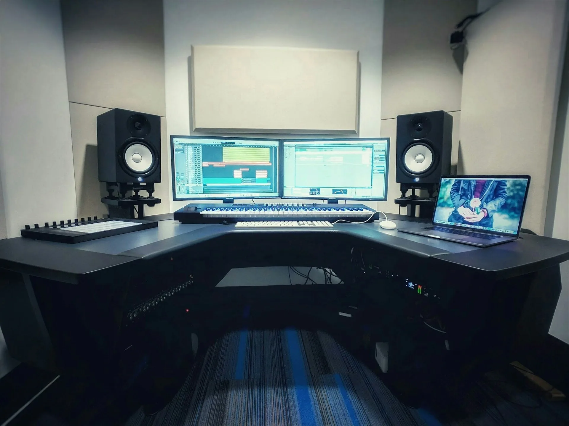 Setup de grabación en estudio para jornada intensiva de contenido