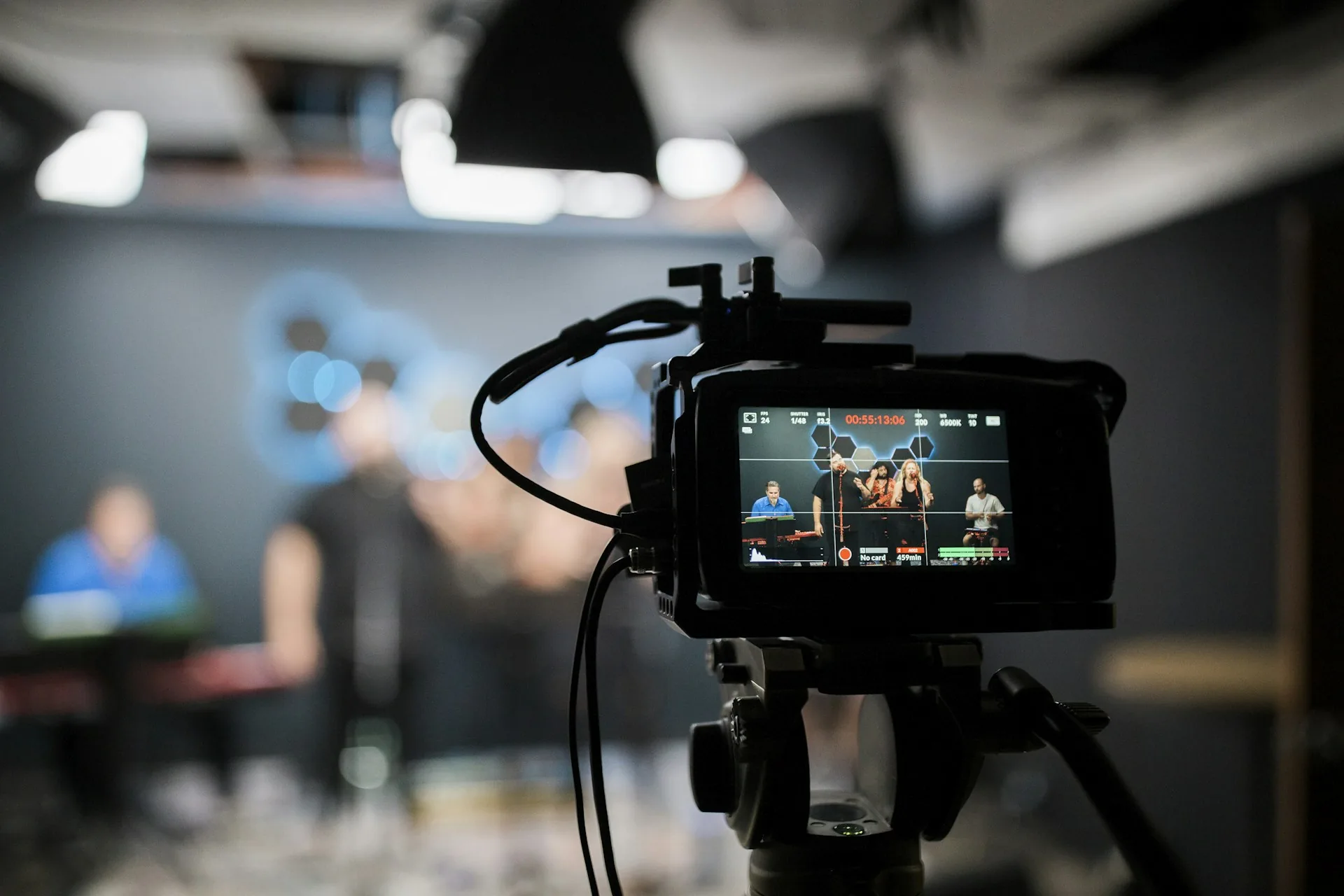 Cámara grabando en directo con encuadre de varias personas en un plató de streaming