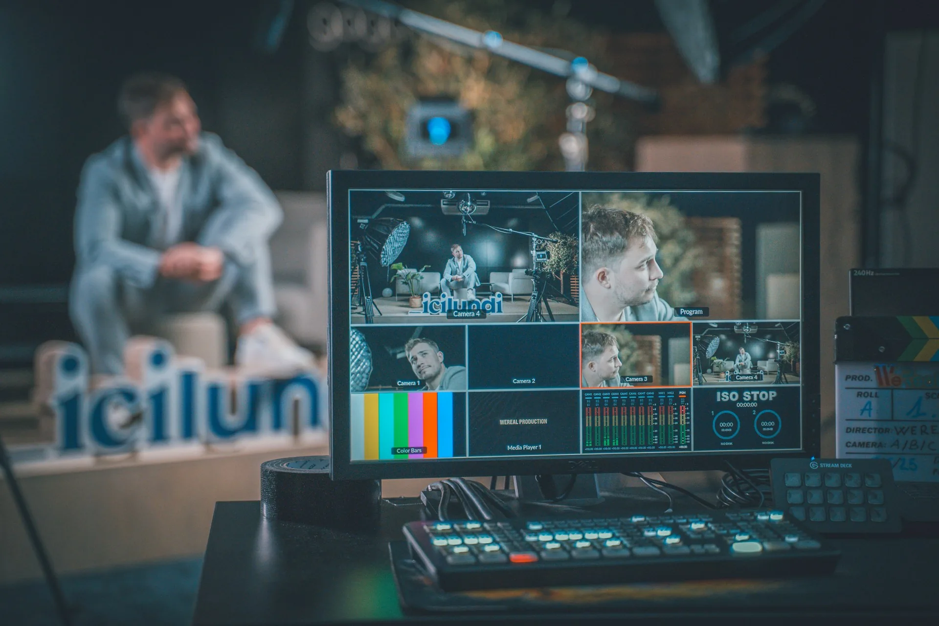 Monitor con vista multicámara y mezclador para dirigir un streaming en directo